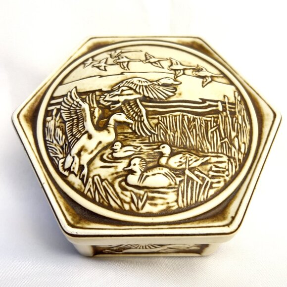 Avon 1980 Ceramic Trinket Box Handcrafted in Brazil Duck Relief Nature Scene - Picture 1 of 10